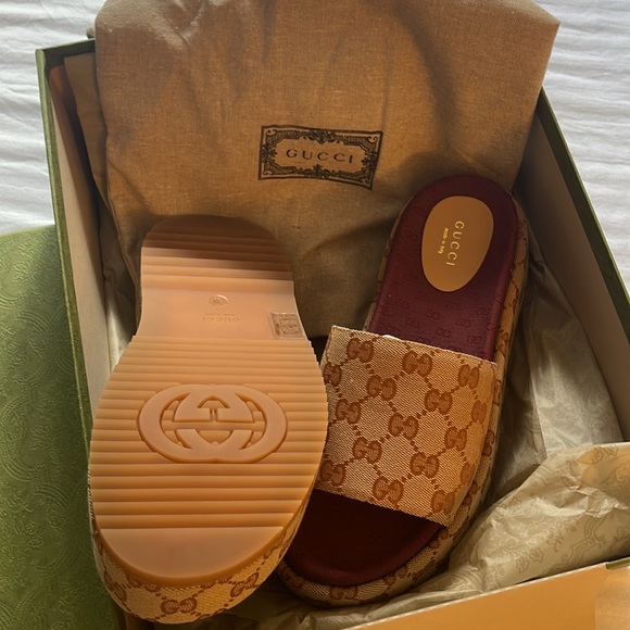 Authentic Gucci Platform slide. Size 8 - Picture 4 of 8